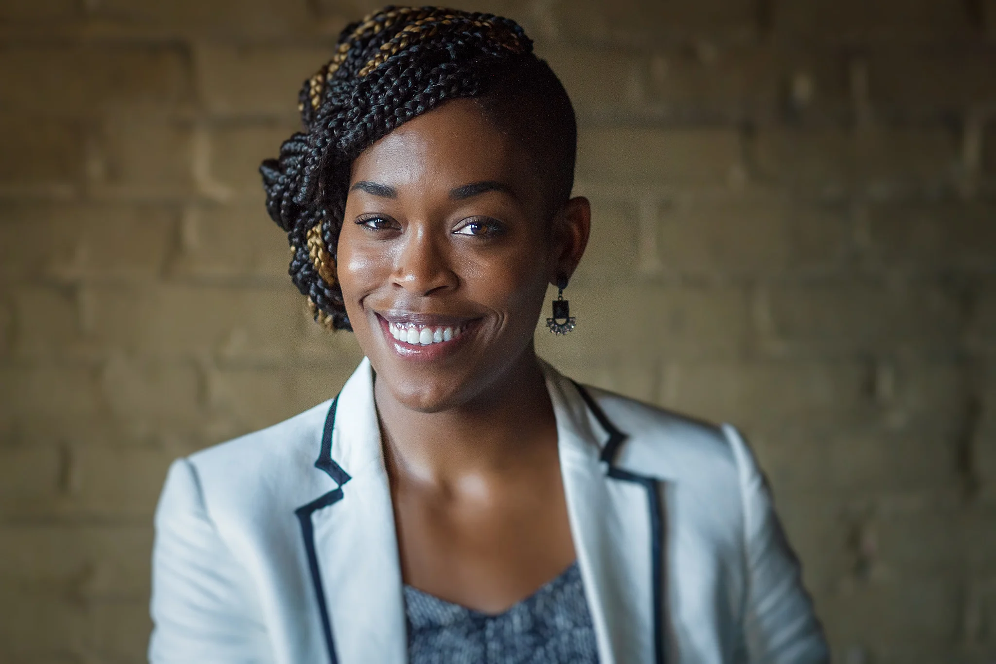 lesleyadephoto_headshot_hr-2.jpg