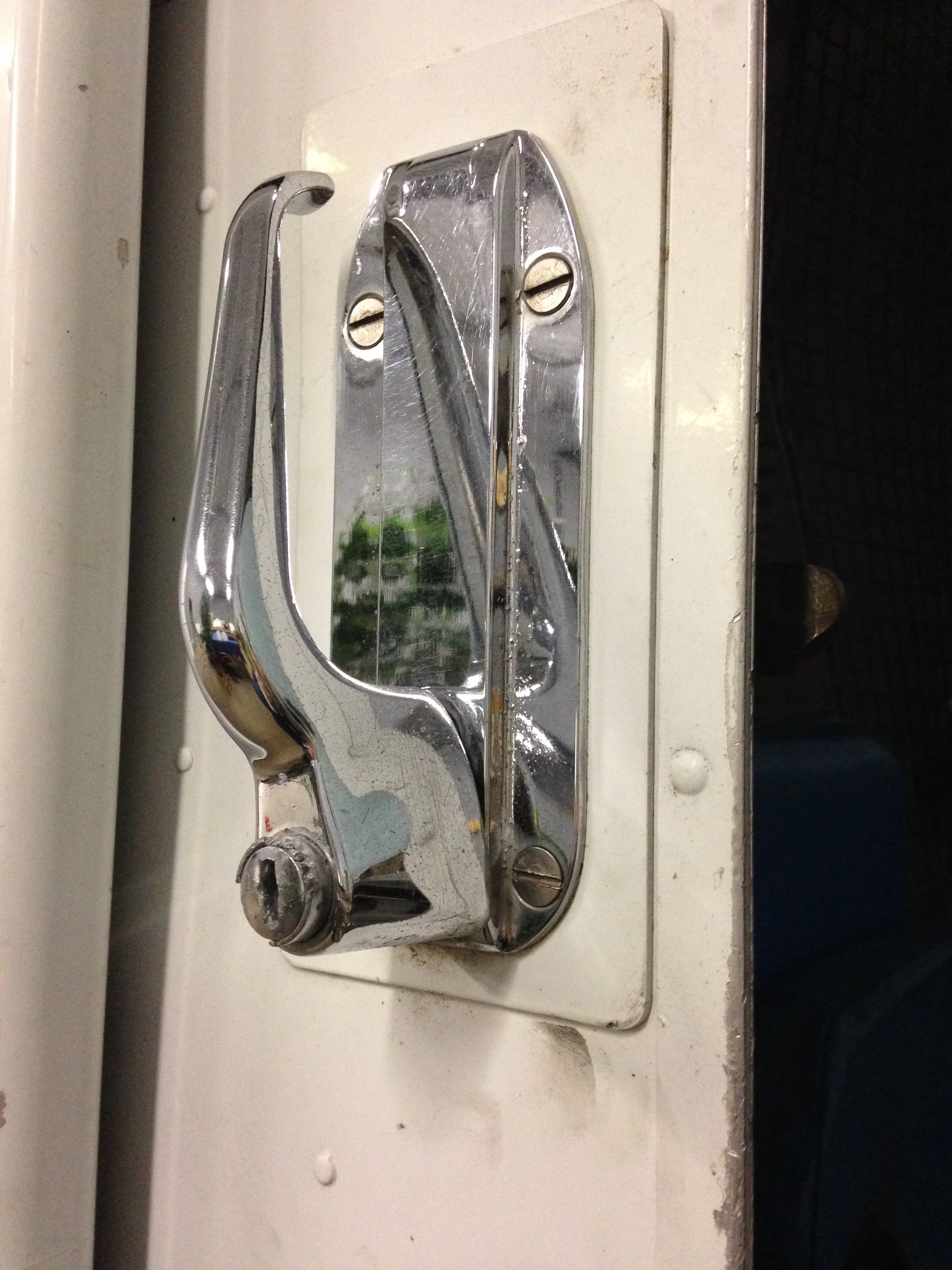 Handle lock doesn't work.