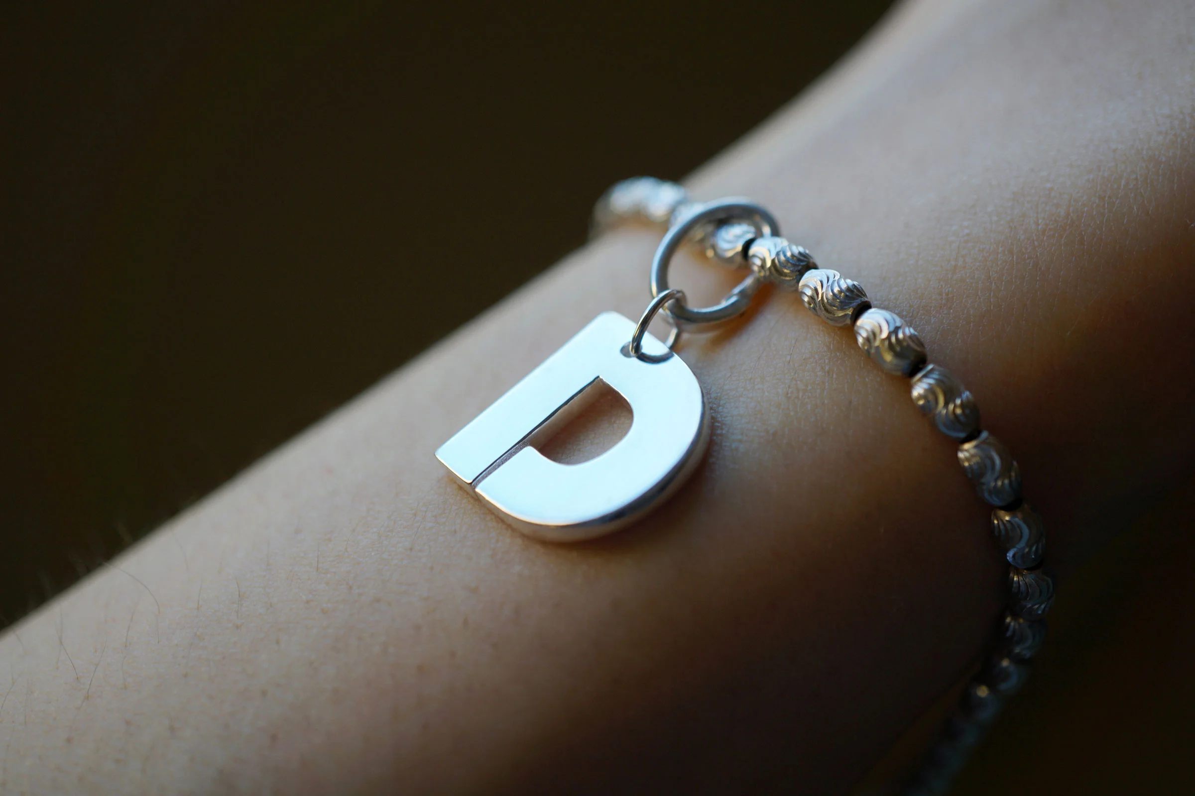 LetterD_Lifestyle_Bracelet_NLs.jpg