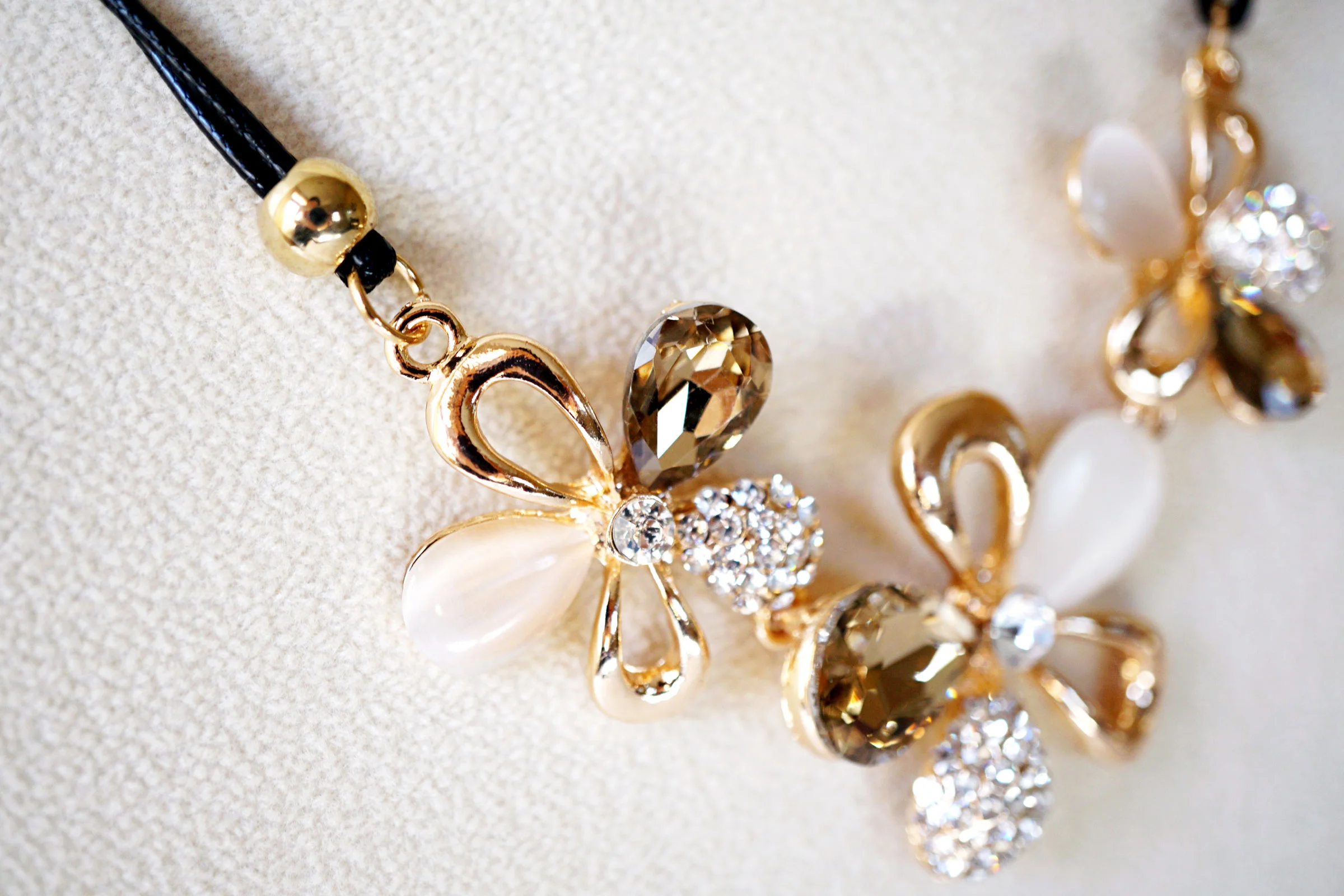 ButtflyFlowersNecklace_Champagne_D1_NLs.jpg