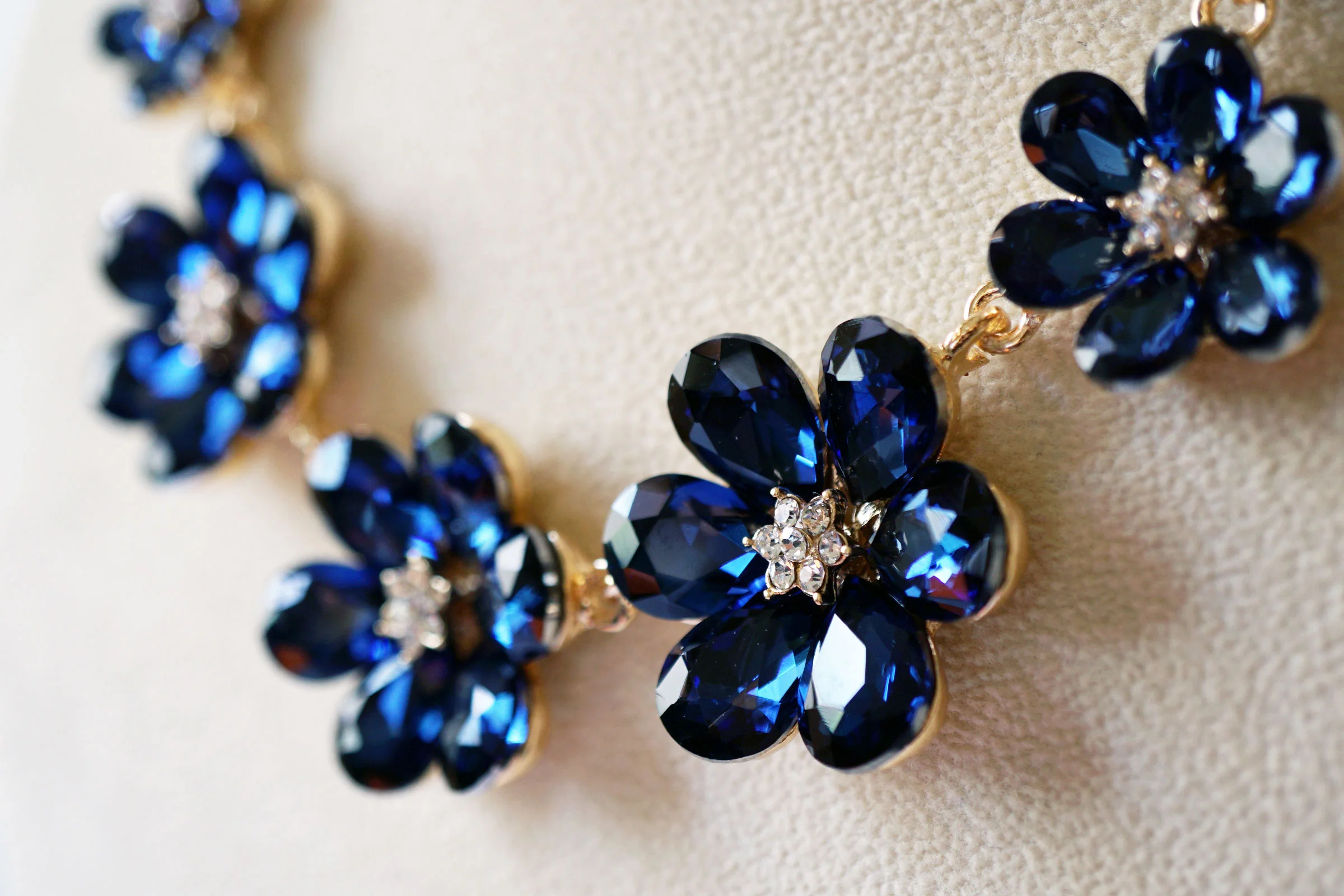 EmmyGlassFlowerNecklace_Blue_D2_NLs.jpg