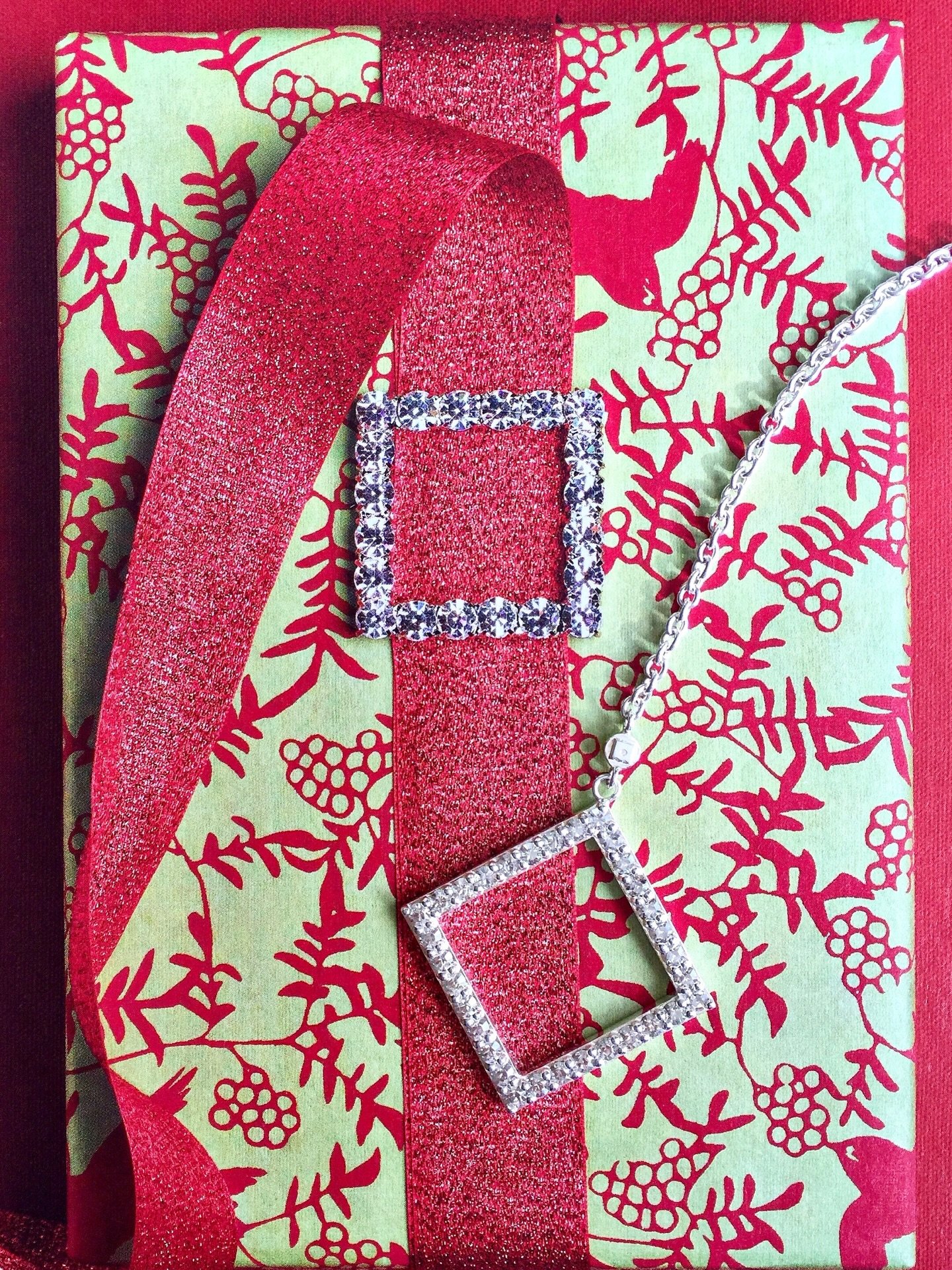 Add a dazzling touch to this holiday season 🤩