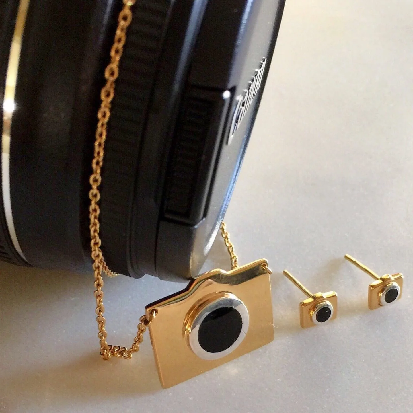 Take as many pictures as you can this holiday season 📸🤩