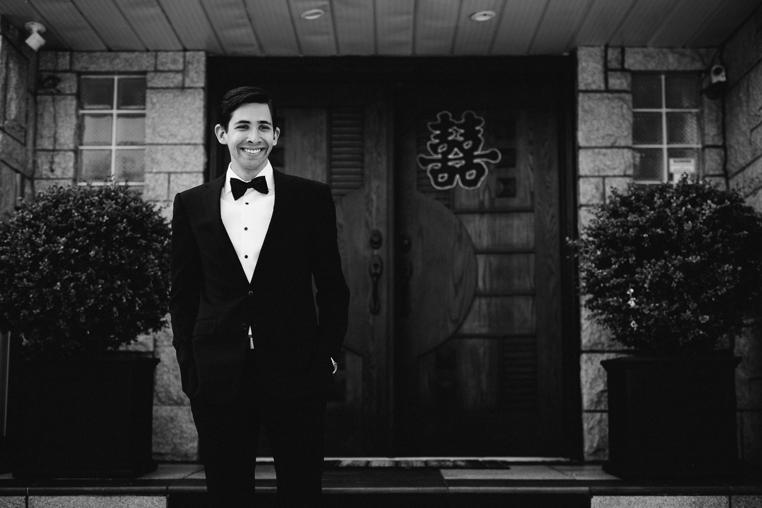 groom burnaby chinese wedding door games photography black and white
