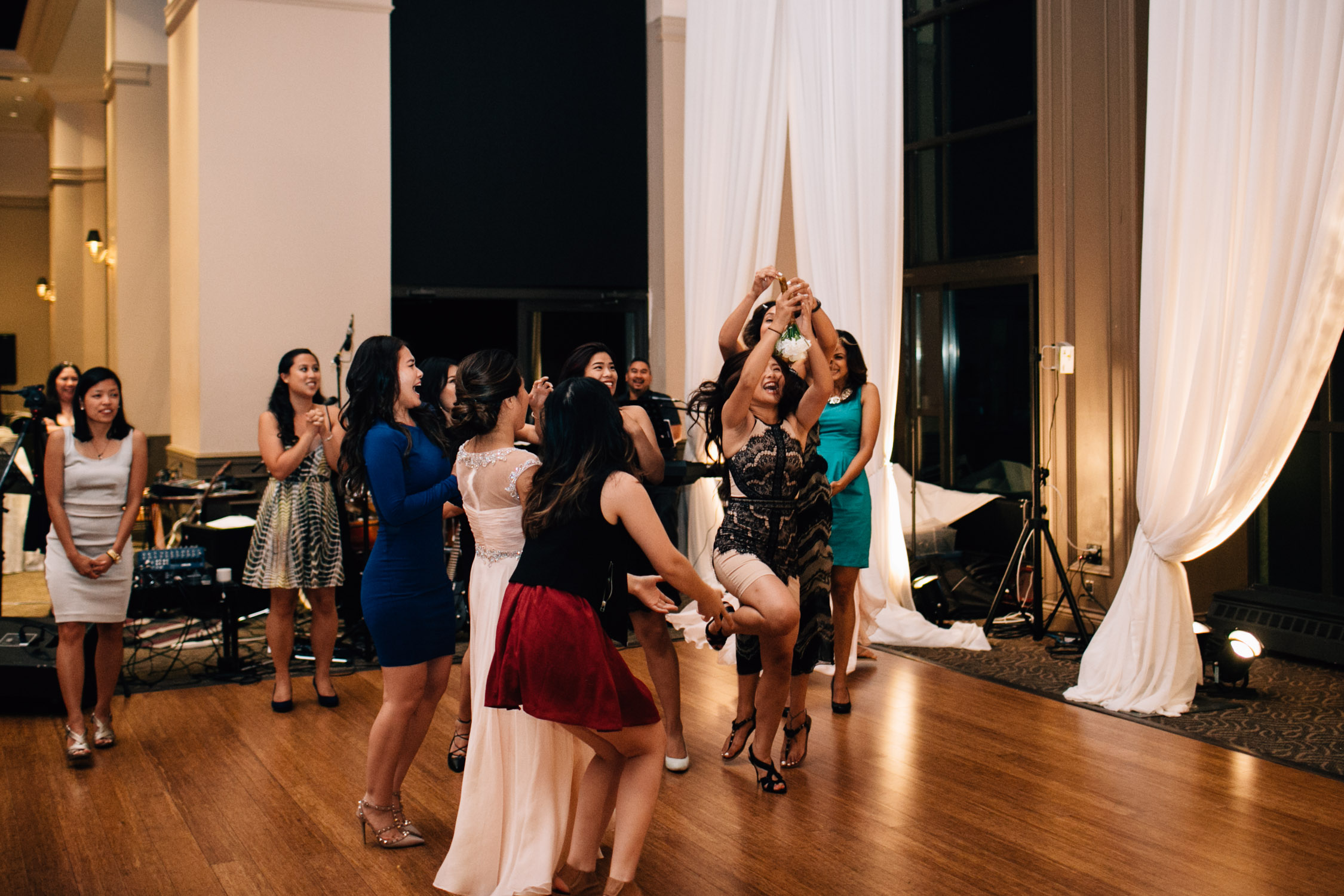 swaneset bouquet toss vietnamese wedding reception photography