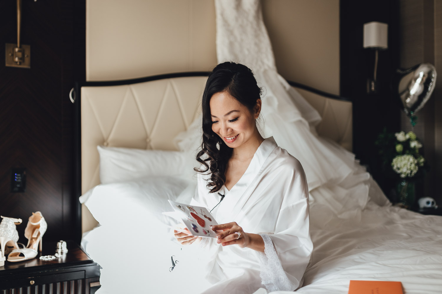 vancouver wedding photographer at rosewood hotel georgia bride reading card from groom