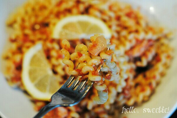 fresh & tangy tuna pasta with tomatoes
