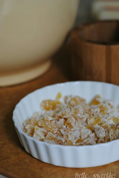 a dusting of flour over the ginger keeps them from clumping together 