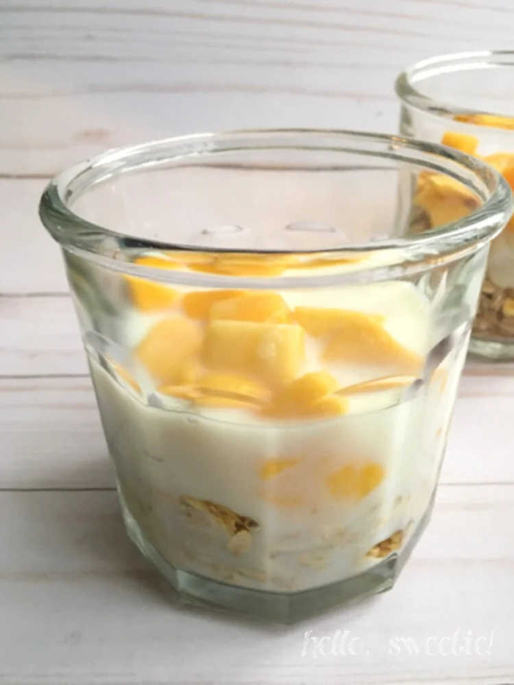 Creamy Mango & Almond Overnight Oatmeal 