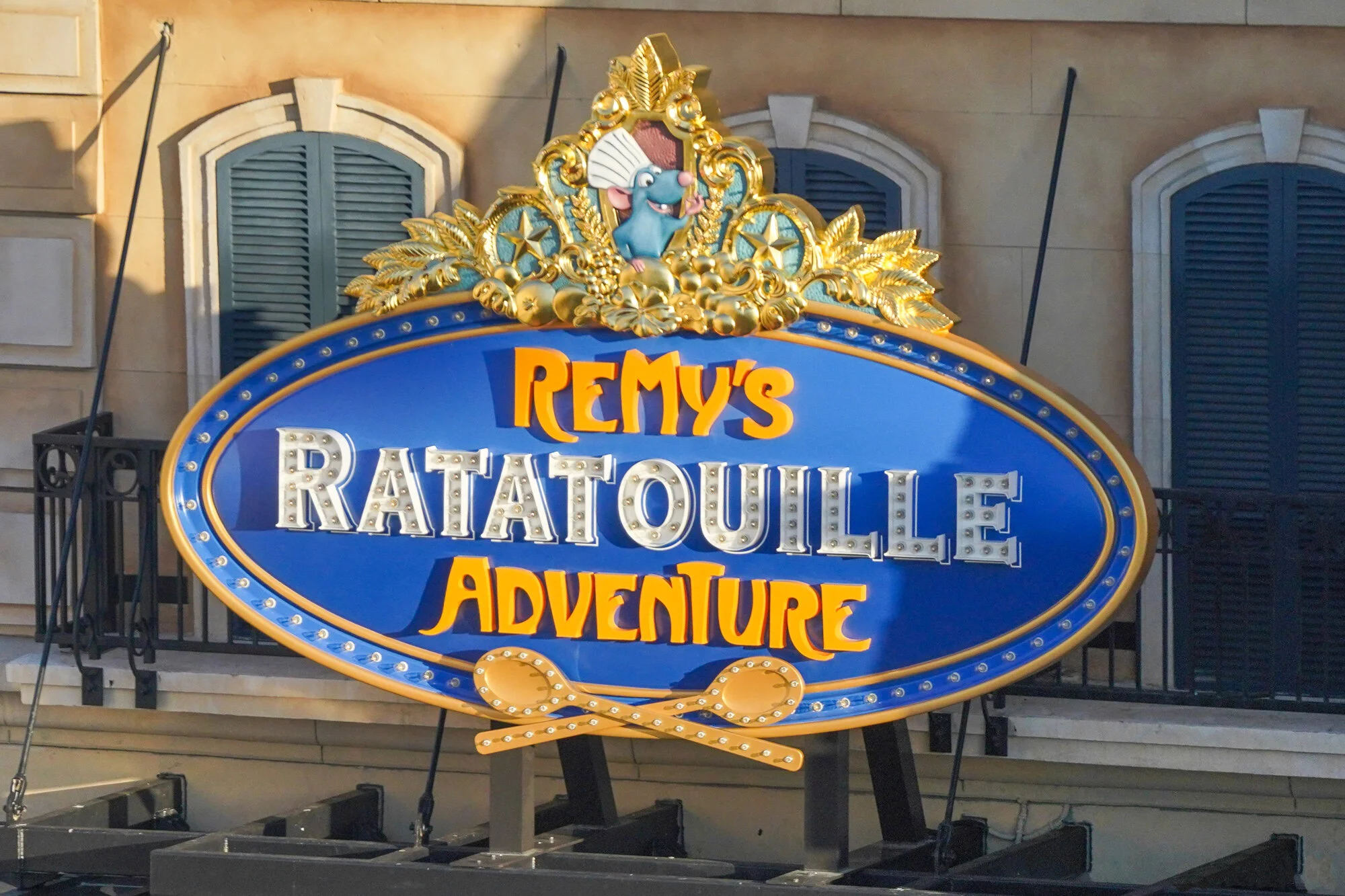 remy-ratatouille-adventure-sign-skyliner-4.jpg