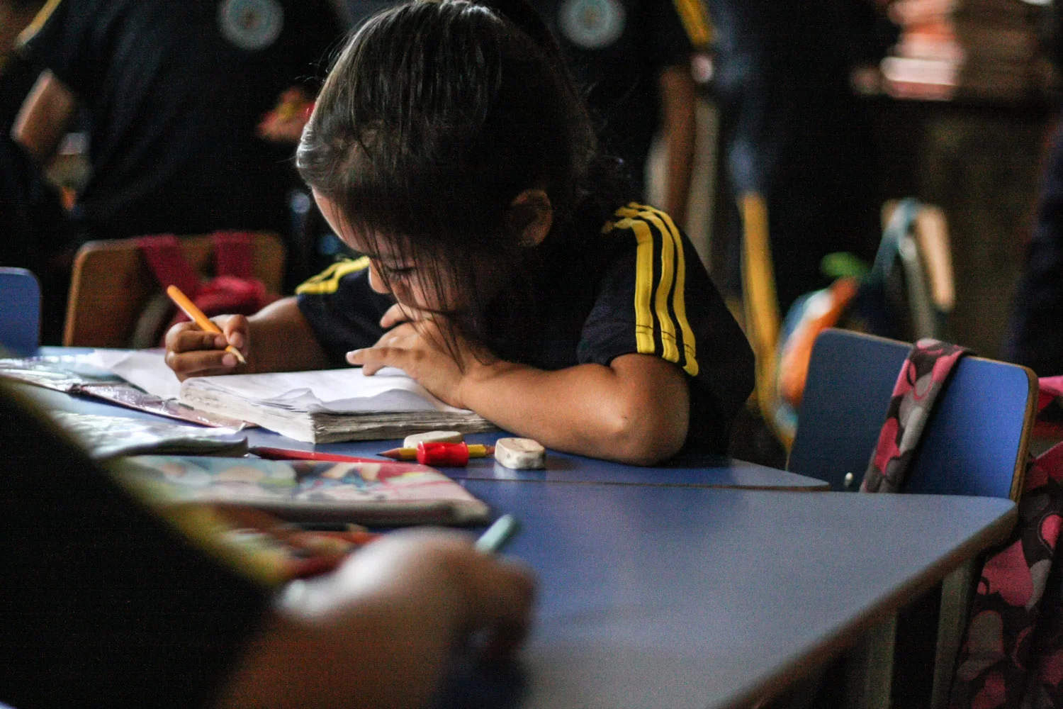 Students in the Salvadoran public school system often lack the tools they need to do their homework, and to practice what they learn in order to learn effectively. For these children, a pencil and pad of paper on which to practice their letters is not guaranteed them. (The supplies seen here were distributed by our organization.) Such a lack of tools with which to learn greatly inhibits their ability to maintain and produce the understanding that a good education should foster. 