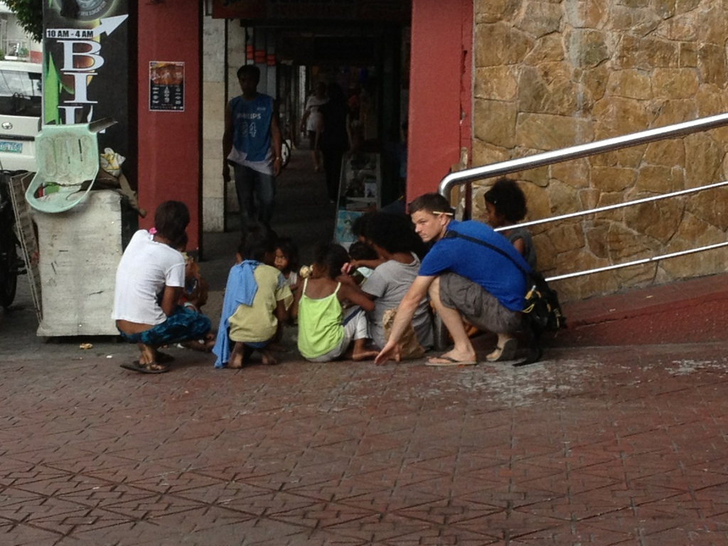 In this picture, Jason Carpenter was distributing bread to street children in the city. In the Philippines, there are many children who lack the opportunity for basic necessities. We believe that education is a necessity for all human beings.
