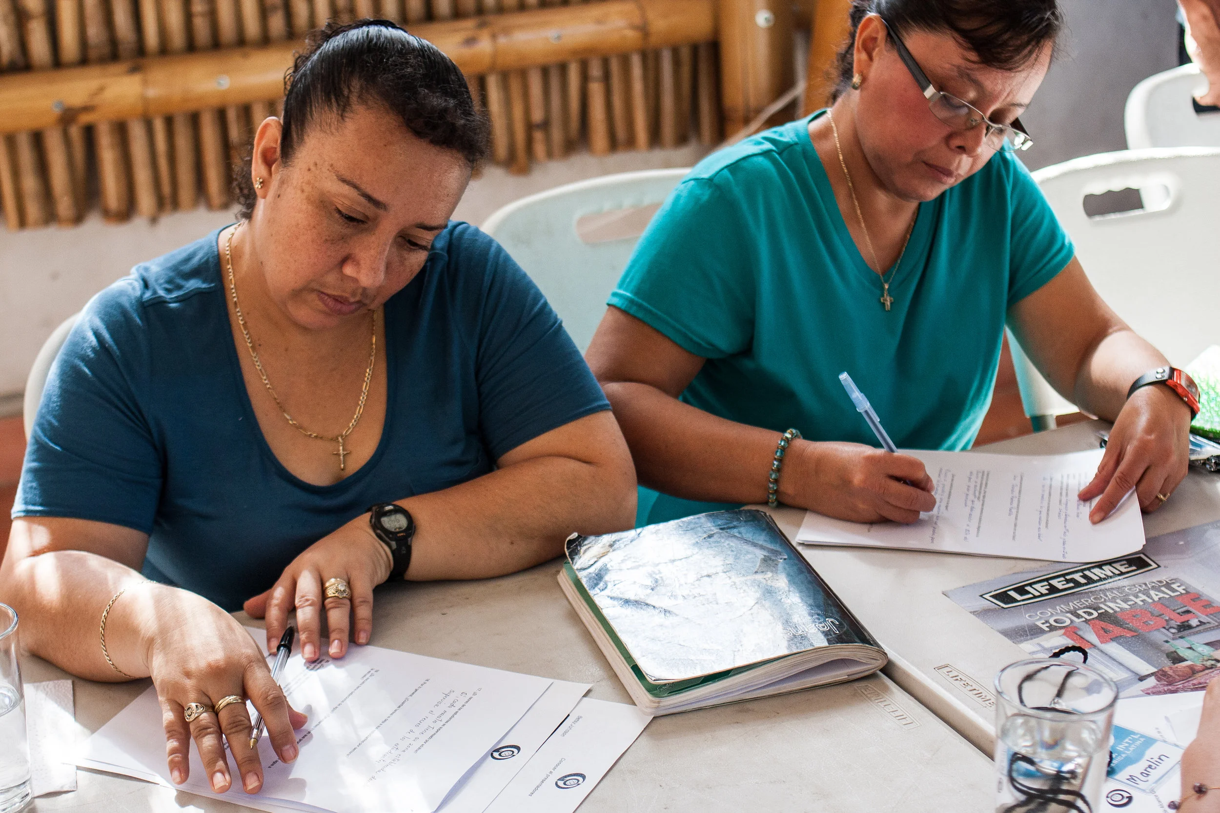 Teachers in rural El Salvador fill out a questionnaire at the outset of the training seminars that helped trainers gain insight into the experiences and challenges teachers face. 