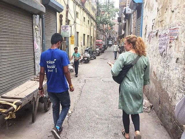 Immersion trips are designed to help participants learn about India as well as explore ways that other people are helping to solve the major issues in India. Today @institute_for_god student Gabby Ladd visited Salaam Balaak, an organization that reaches out to street children to provide them basic healthcare and education in several centers around Delhi. Here she is receiving a walk-through by a guide explaining how children end up on the street and what Salaam is doing about it. #education #healthcare #godintl #India #salaambalak #ngo