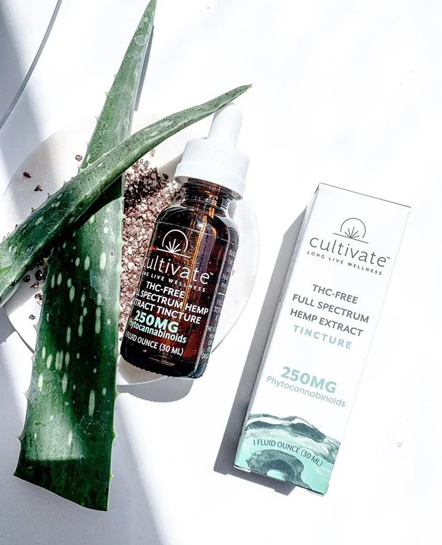 Light and BRIGHT ✨⁠
.⁠
I was worried that the lighting would be too much for this shot, but I tried it out anyway 🤷&zwj;♀️ I love how it came out!⁠
.⁠
.⁠
.⁠
.⁠
.⁠
.⁠
#productphotography #productstylist #flatlay #propstylist #styling #rslove #onmytab