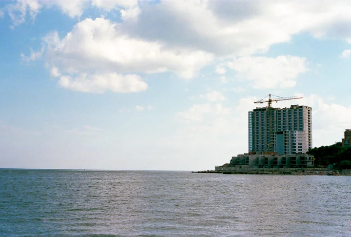 Schwarzes_Meer_Hochhaus_2010gesch270.jpg