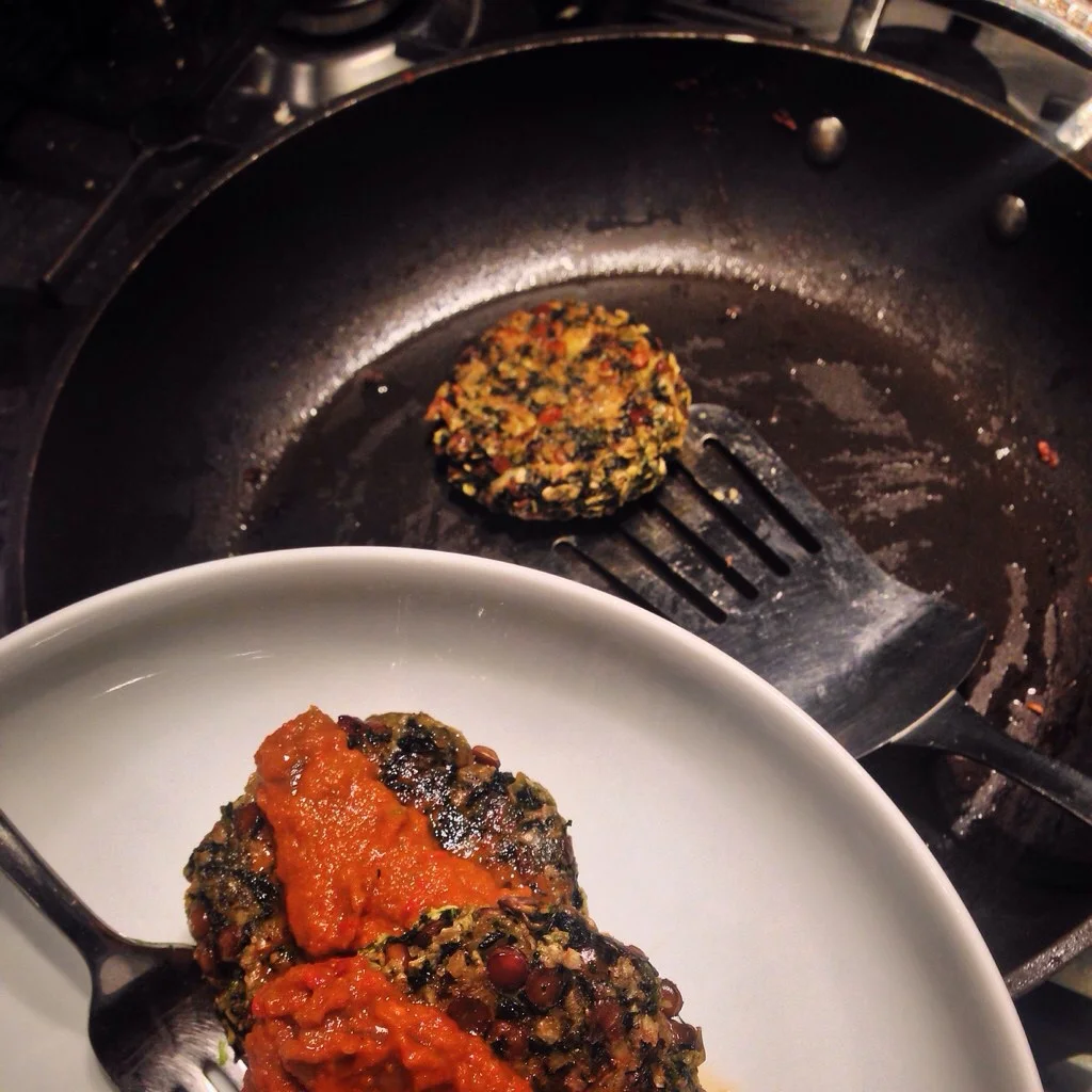 Lentils, spinach and caramelised onion oatcakes with pepper and paprika 'ketchup'