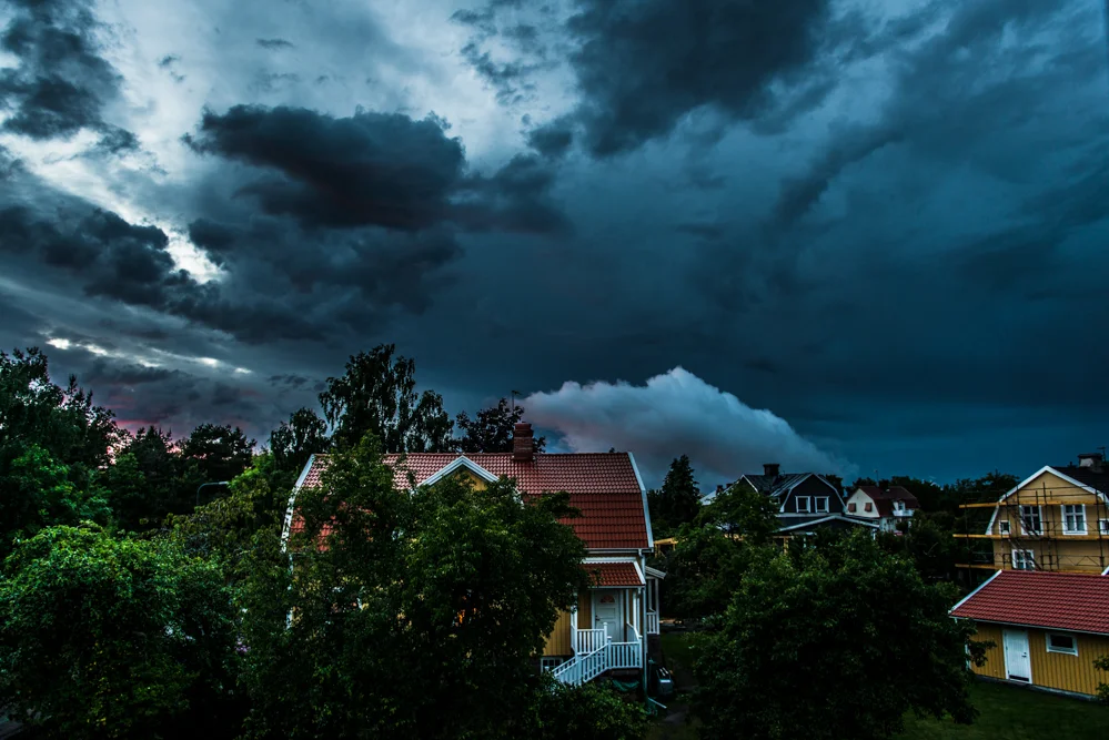 Men visst låter det tuffare med Thunder... Det där vita molnet som ni ser strax innan mitten vid horisonten, Det såg så skumt ut, Växte med väldig fart för att bara försvinna, likt ett poff. Först trodde ja det brann någon stans i stan... 