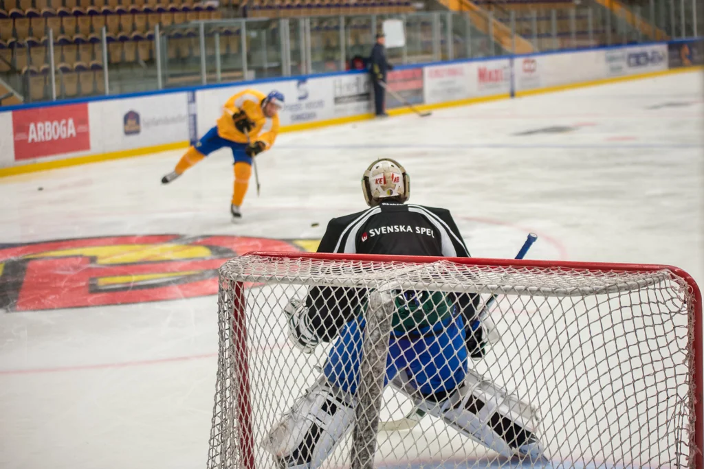 Hårda skott får Fredrik Pettersson Wentzel Färjestads målvakt ta emot. 