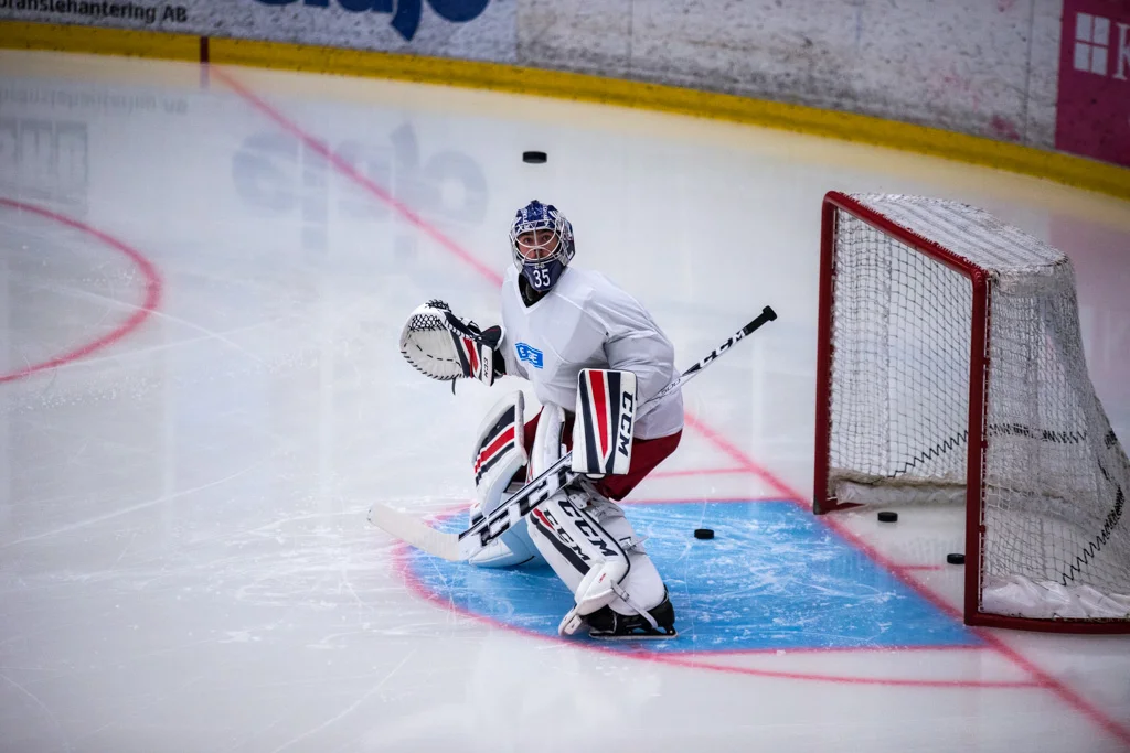 Ludvig Engsund målvakt i Västervik har koll på pucken. 