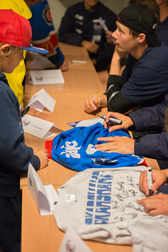 Spelarna radade upp sig för låta fans få autografer 