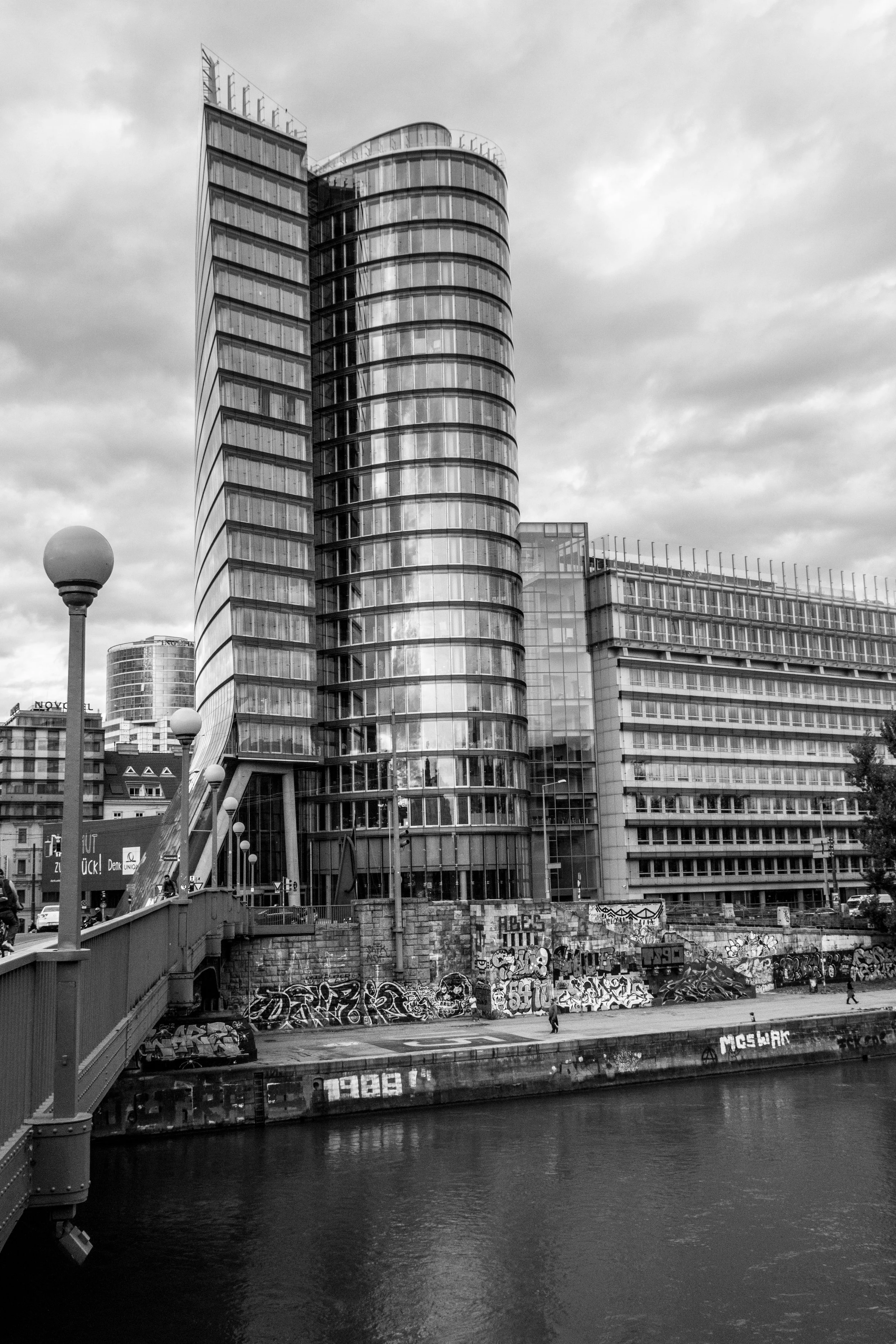 Uniqa Tower EOS 70D - F/8 - 1/500 Sek - ISO 800 - 22mm