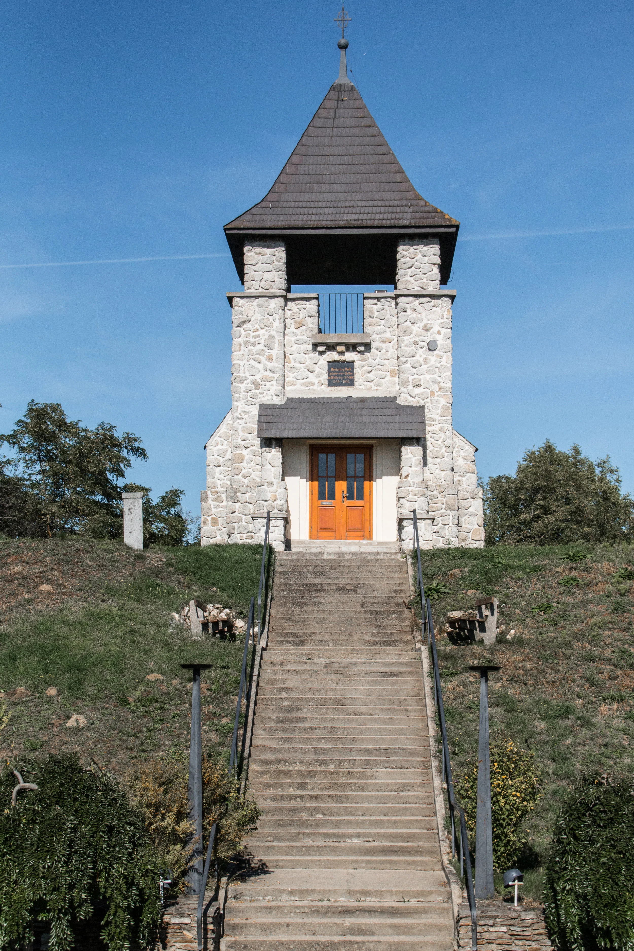 Kriegerdenkmal - Altlichtenwarth, NÖ EOS 70D - F/6,3 - 1/6400 Sek - ISO 400 - 43mm