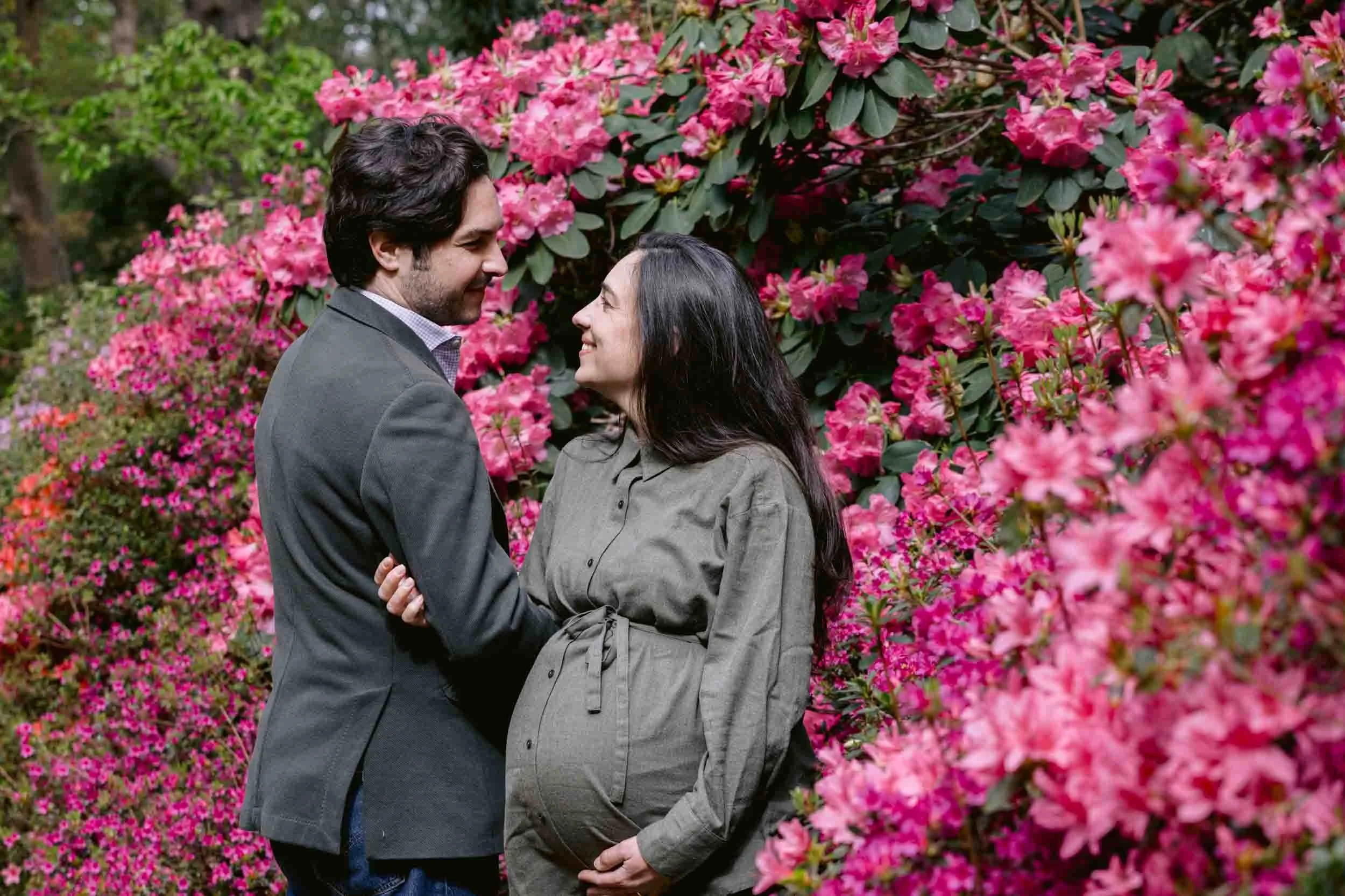 Pregnant couple photographed amongst azaleas at Isabella Plantation