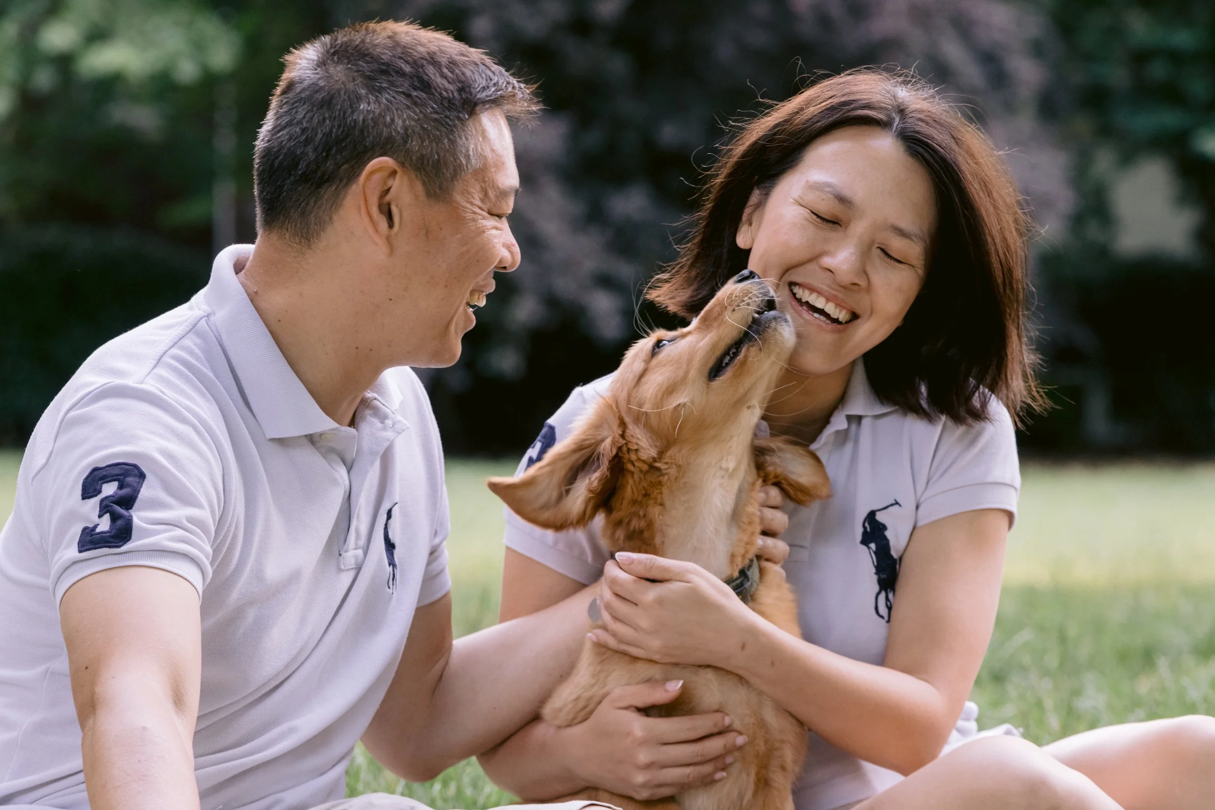 Puppy kissing their owners during a puppy & couple photoshoot in London