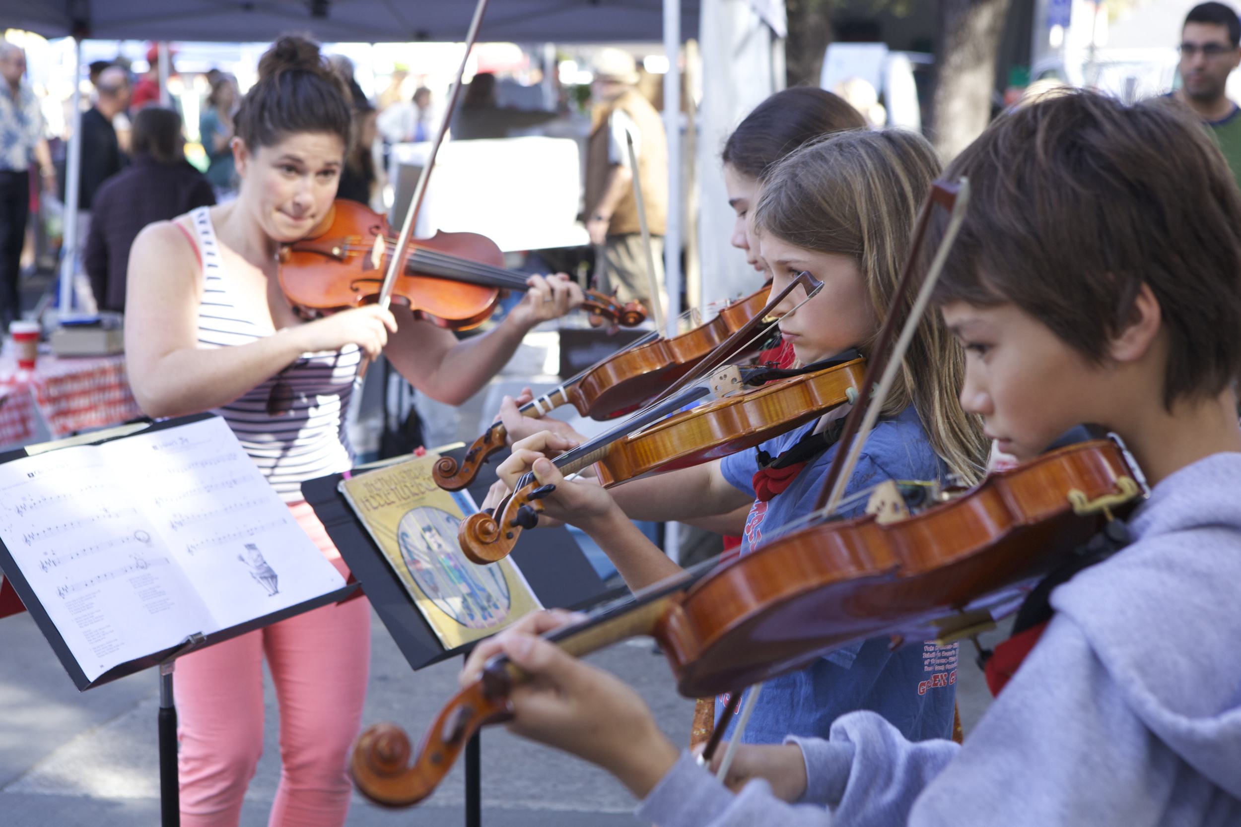 violin ensemble farmer's mkt 2014.jpg