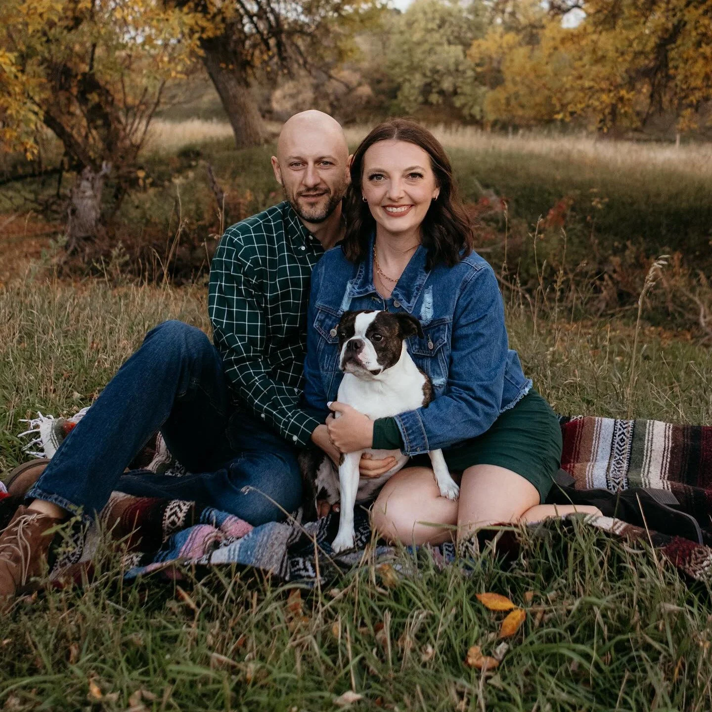 Two humans, two pups, and a whole lot of fun! 🐾 I had so much fun capturing this sweet couple and their two pups! Nothing better than love and wagging tails in one shoot.