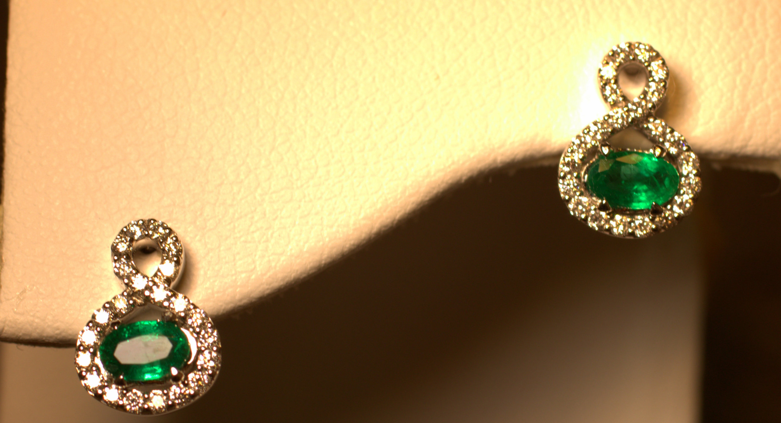 Dangling Colombian Emerald Earrings 18k Yellow Gold and Diamond