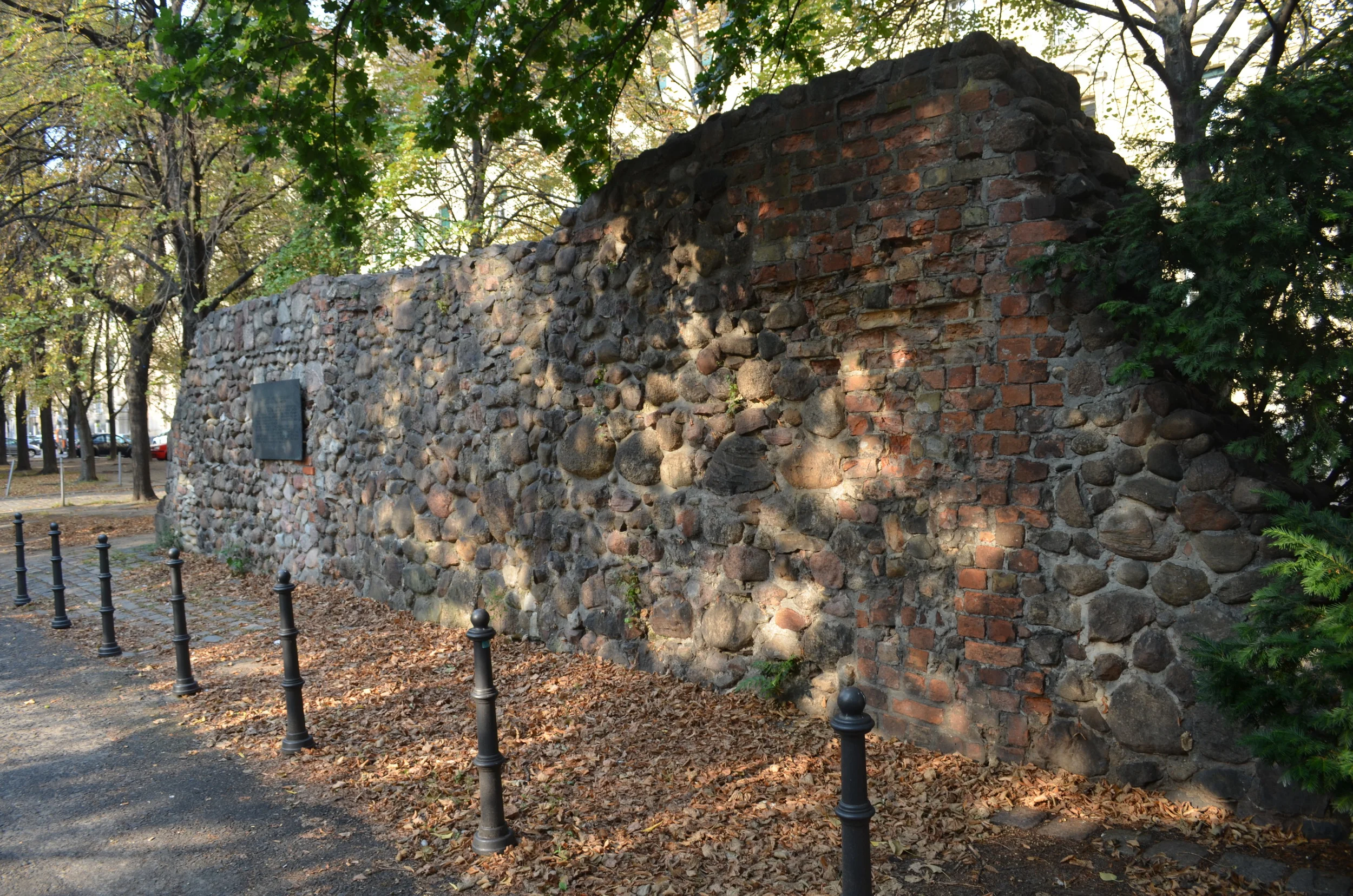 One of the remnants of the wall on Littenstraße. The wall was originally built with whatever materials were at hand: bricks, stones, or rubble.
