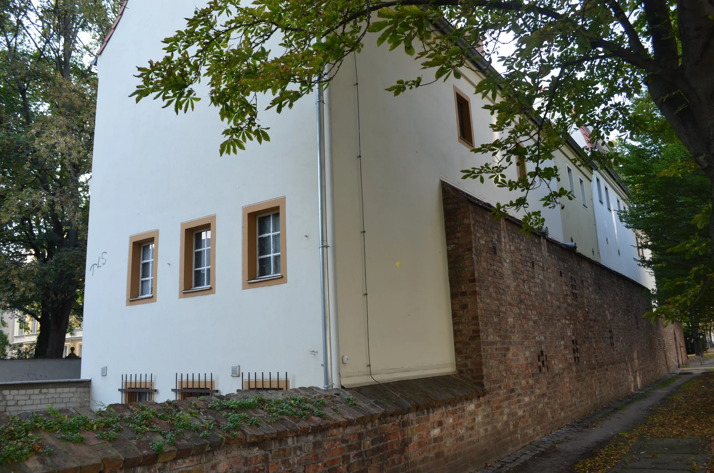 The wall was simply subsumed into the city's infrastructure. This building now contains a pub.