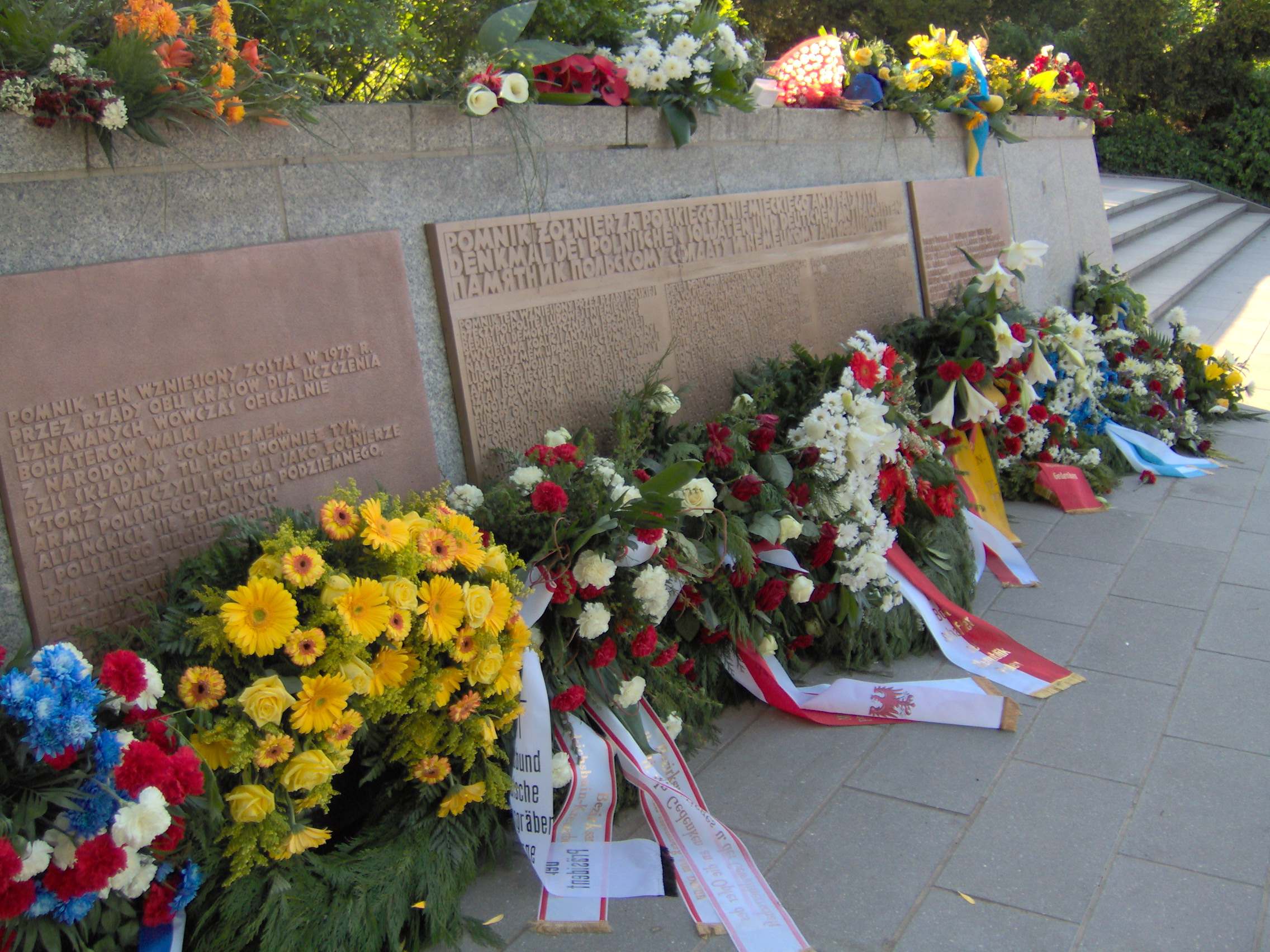 The plaque in the middle is the original dedication plaque. The two smaller plaques on the outside were added later. Source: By ProhibitOnions - English Wikipedia, CC BY-SA 3.0, https://commons.wikimedia.org/w/index.php?curid=7579421