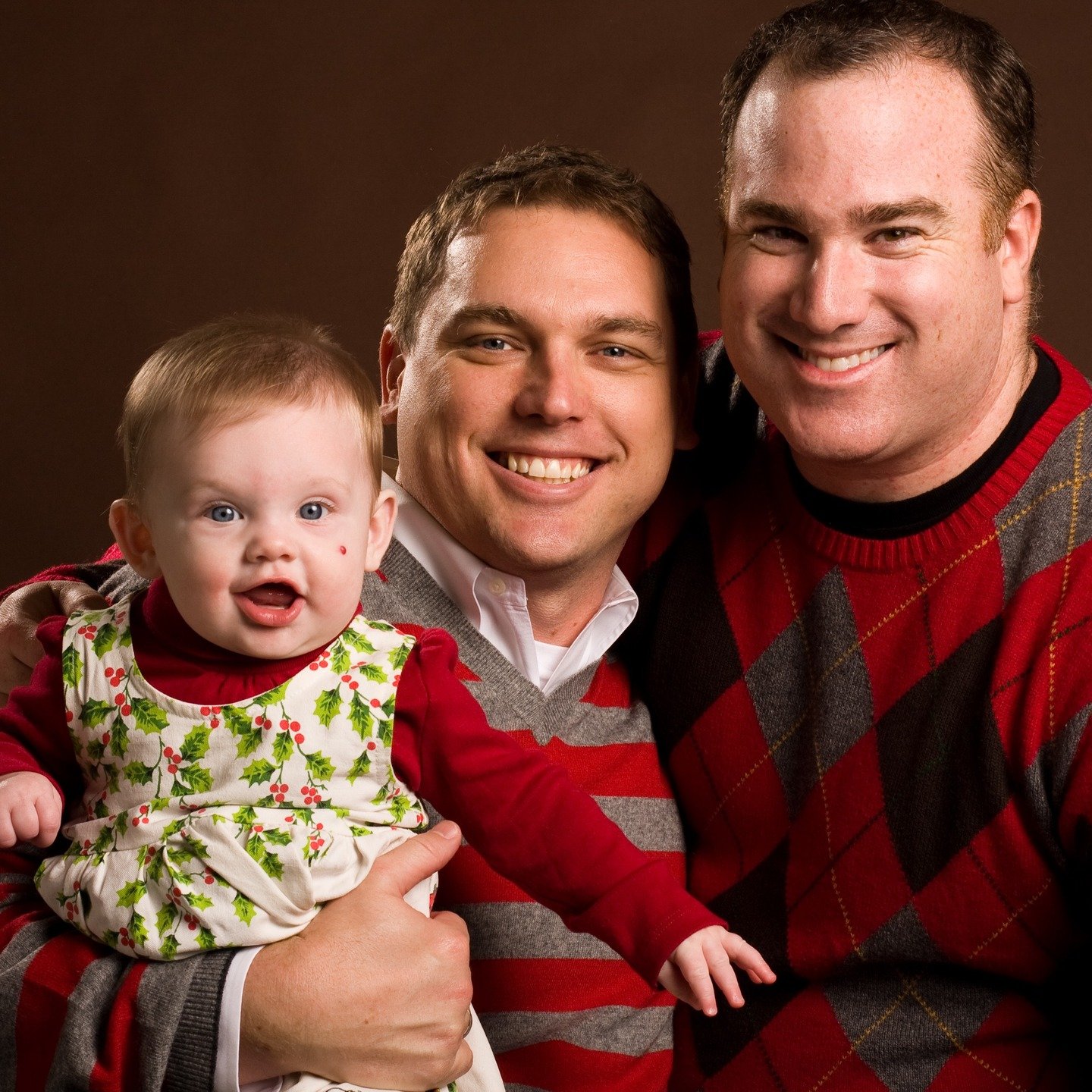 I know everyone has their senior portrait challenges but I wanted to do something special and celebrate Paley's Senior year trought her 18 years of holidays portraits. Her first portrait was with the amazing @jplanglands in December 2008. One of my f