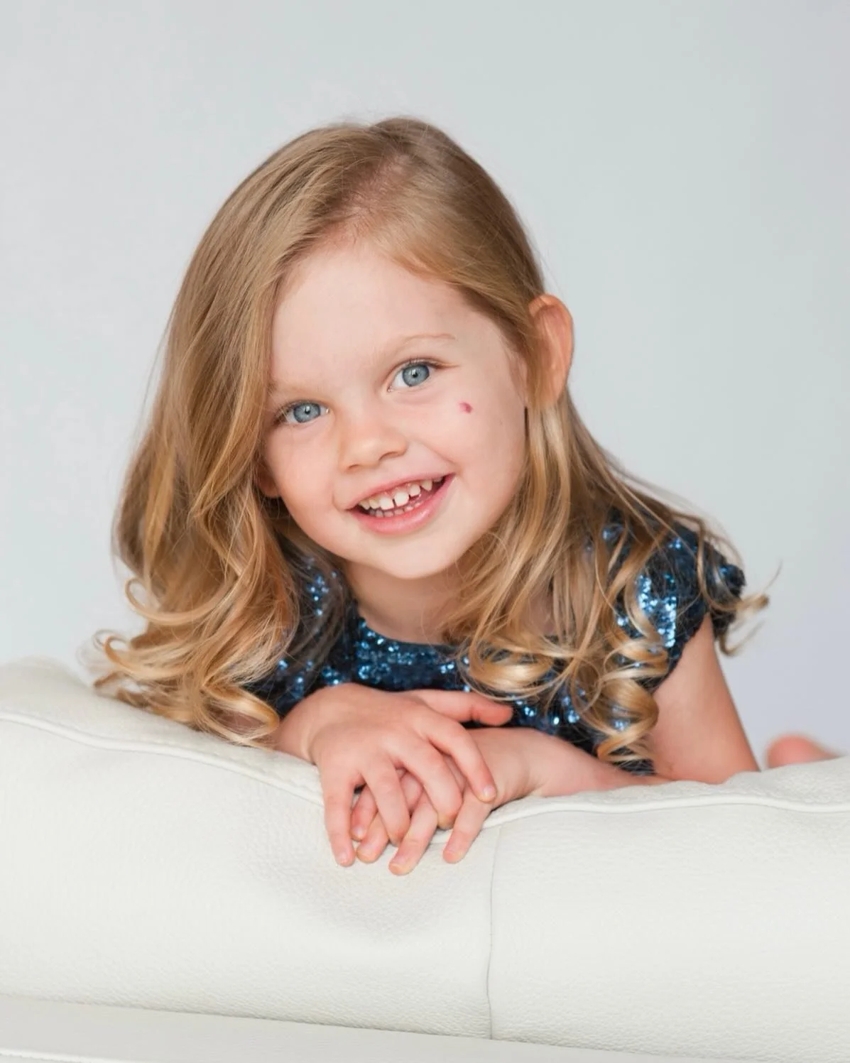 We are celebrating Paley&rsquo;s senior year, by sharing my favorite shots from Paley&rsquo;s portraits over her 18 years of holiday shoots. With 15 days left till Christmas, for her fourth holiday portrait we needed to find a new photographer. You w