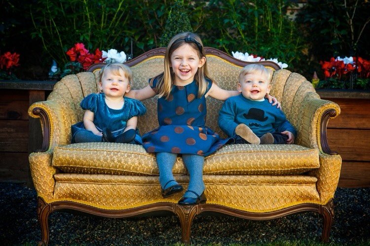 We are at day 6 and Paley&rsquo;s 6th holiday portrait, to celebrate Paley&rsquo;s senior year. With twin toddler siblings, our first at-home portrait was wise decision. We had a blue them an I barrowed my grandmothers Victorian loveseat for the shoo
