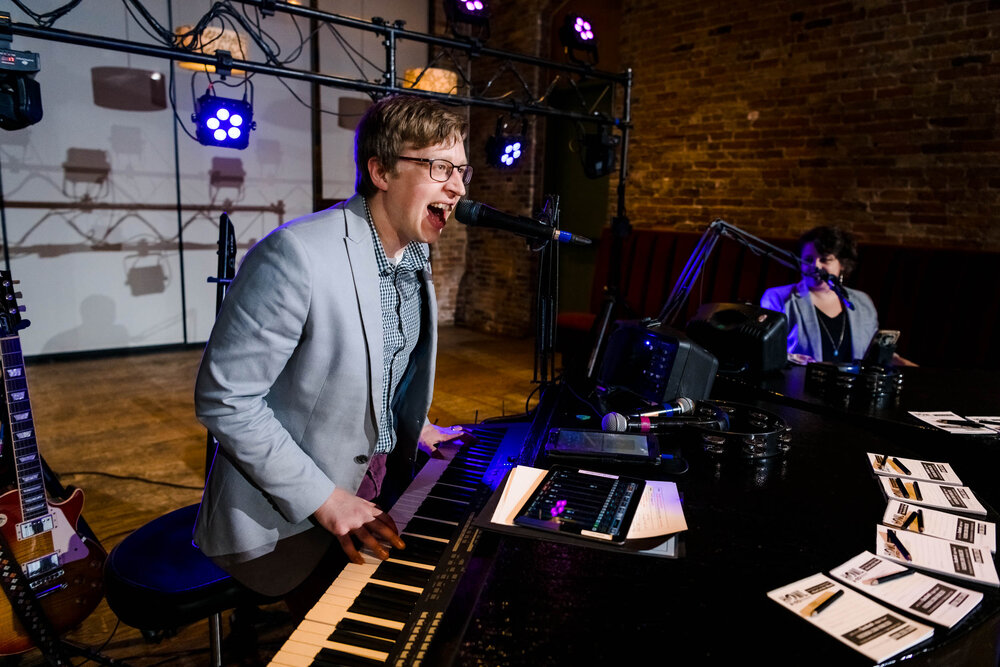 Chicago Wedding Photographer | City Winery | J. Brown Photography | Howl To Go dueling pianos.