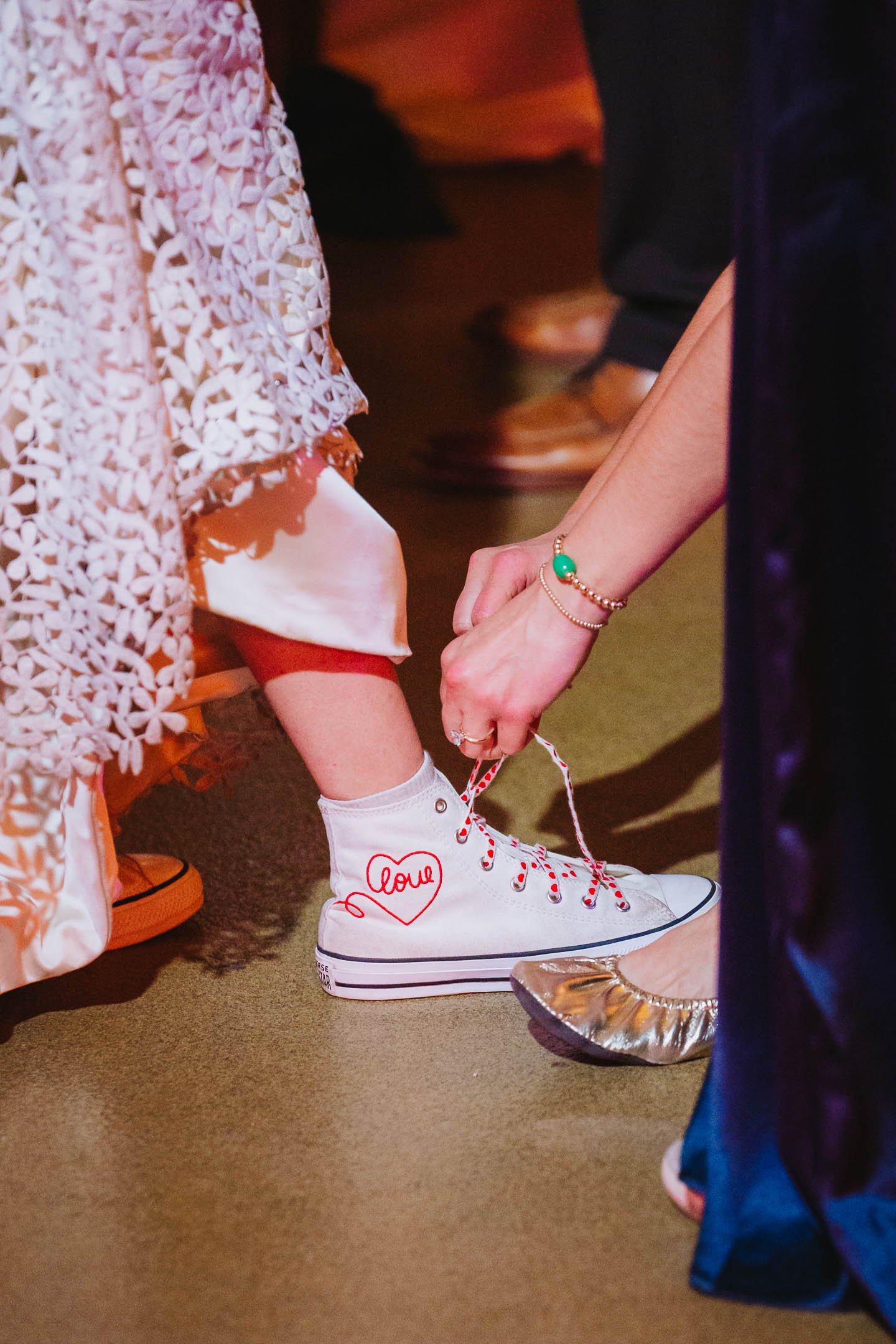 Chicago Wedding Photographer | Ravenswood Event Center | J. Brown Photography | bride puts on chuck taylors