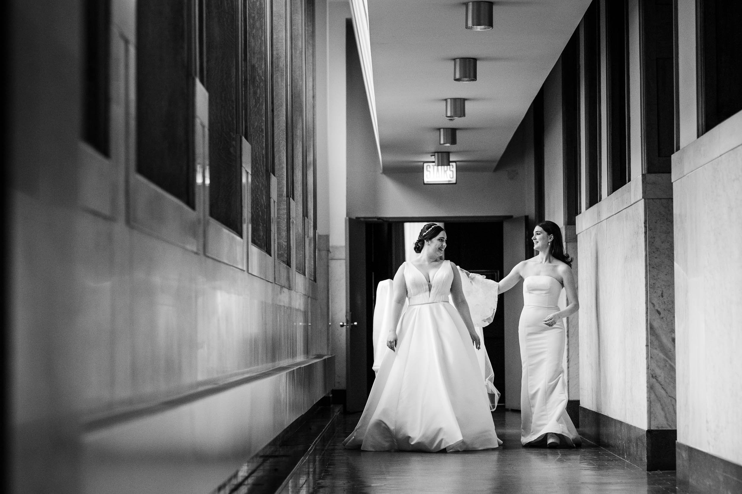 Chicago Wedding Photographer | Newberry Library | J. Brown Photography | brides makes her way to the first look. 