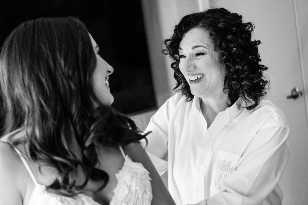 Renaissance Chicago Downtown | Bride and mom getting ready | Chicago IL