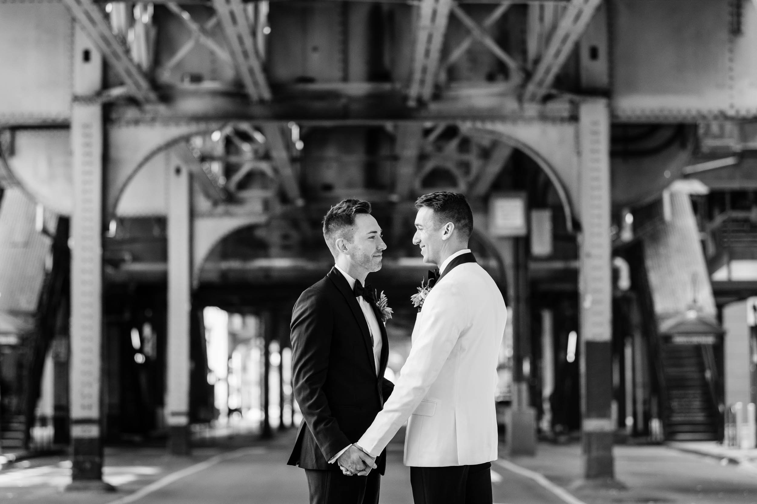 Downtown Chicago | Outdoor wedding party photo | Chicago IL