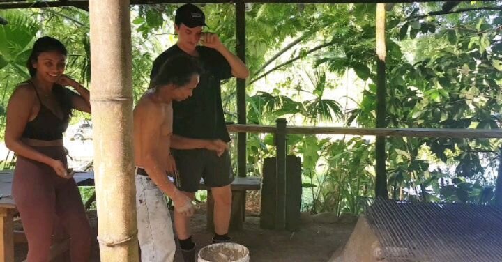 At Don Jonis place learning the Cabecar indigenous way to make a wood kitchen with wood ashes, water and rocks. Every course we go on a roadtrip with our students to visit Don Joni, and he always have something new to show us! 💚

🌱Check out our cou