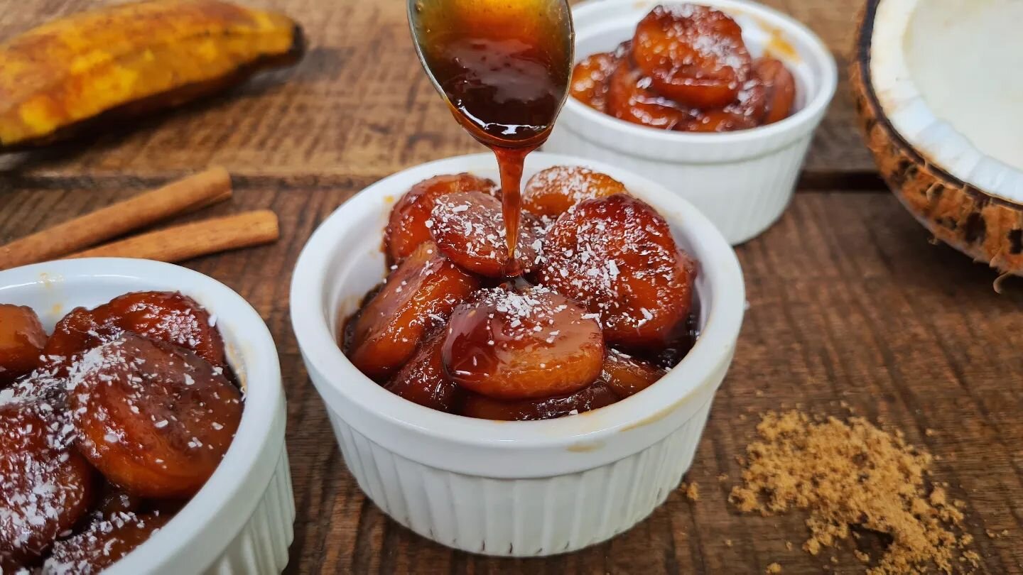 Caramel plantains made with sugarcane juice, cinammon, shredded coconut and ripe plantains. 🍌🌾🥥

🌱 Learn how to create a sustainable lifestyle and grow your own diet with our Permaculture Design Courses at fincatierra.com