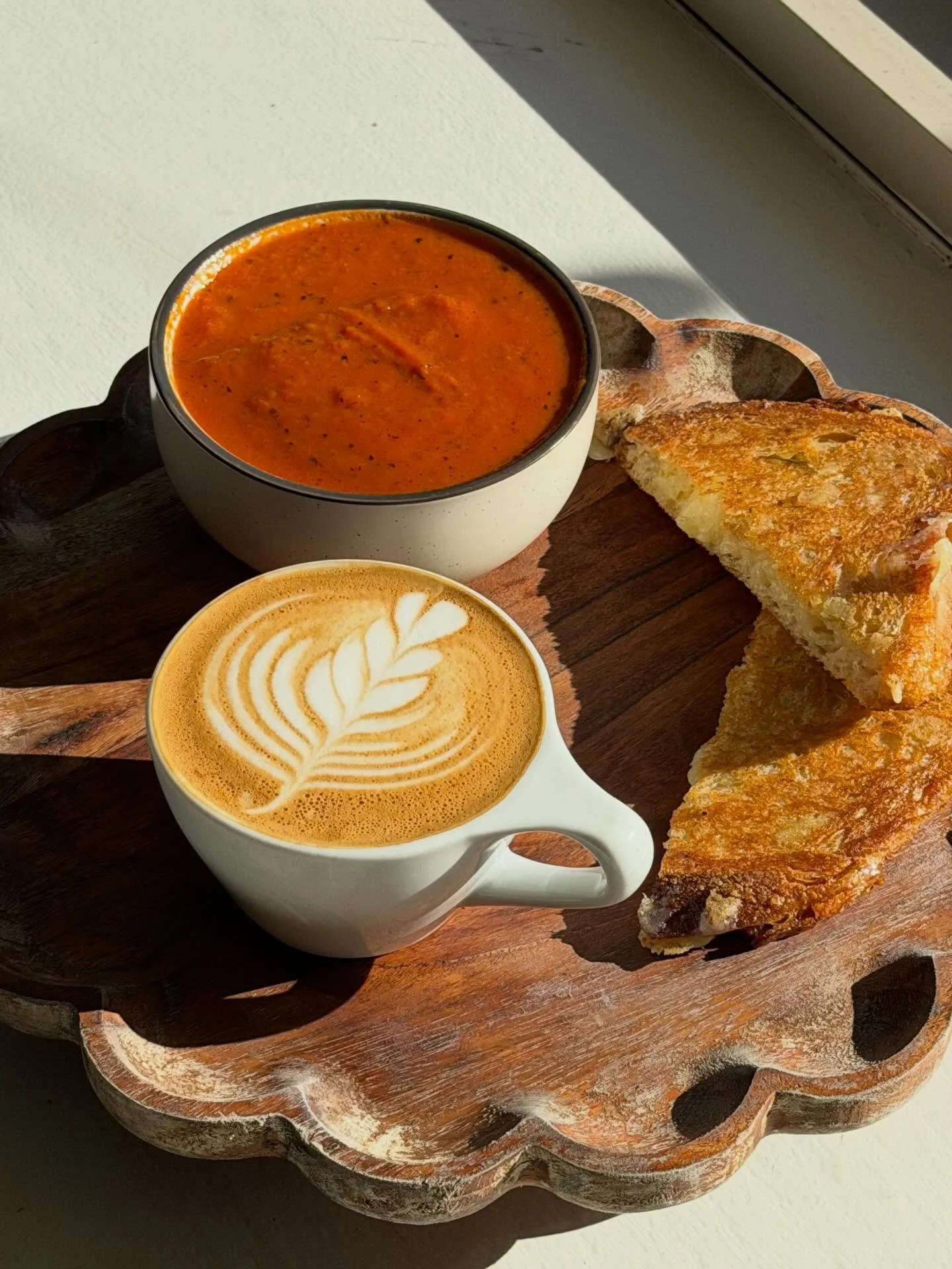 Some days just call for hot, homemade creamy tomato basil soup and a grilled cheese. Today is definitely one of them. 🥣🧀