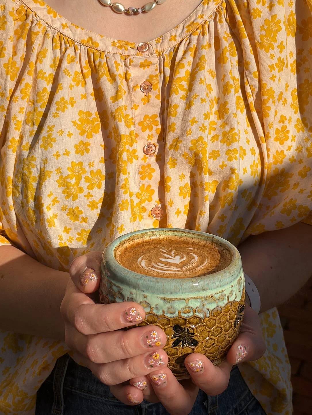 Lattes always taste better in your favorite mug 🤍

Don&rsquo;t forget - you&rsquo;ll receive a 10&cent; discount when you bring your own cup for us to make your drink in!

Bonus points if your mug is as cool as @andra_12hi mug ✨