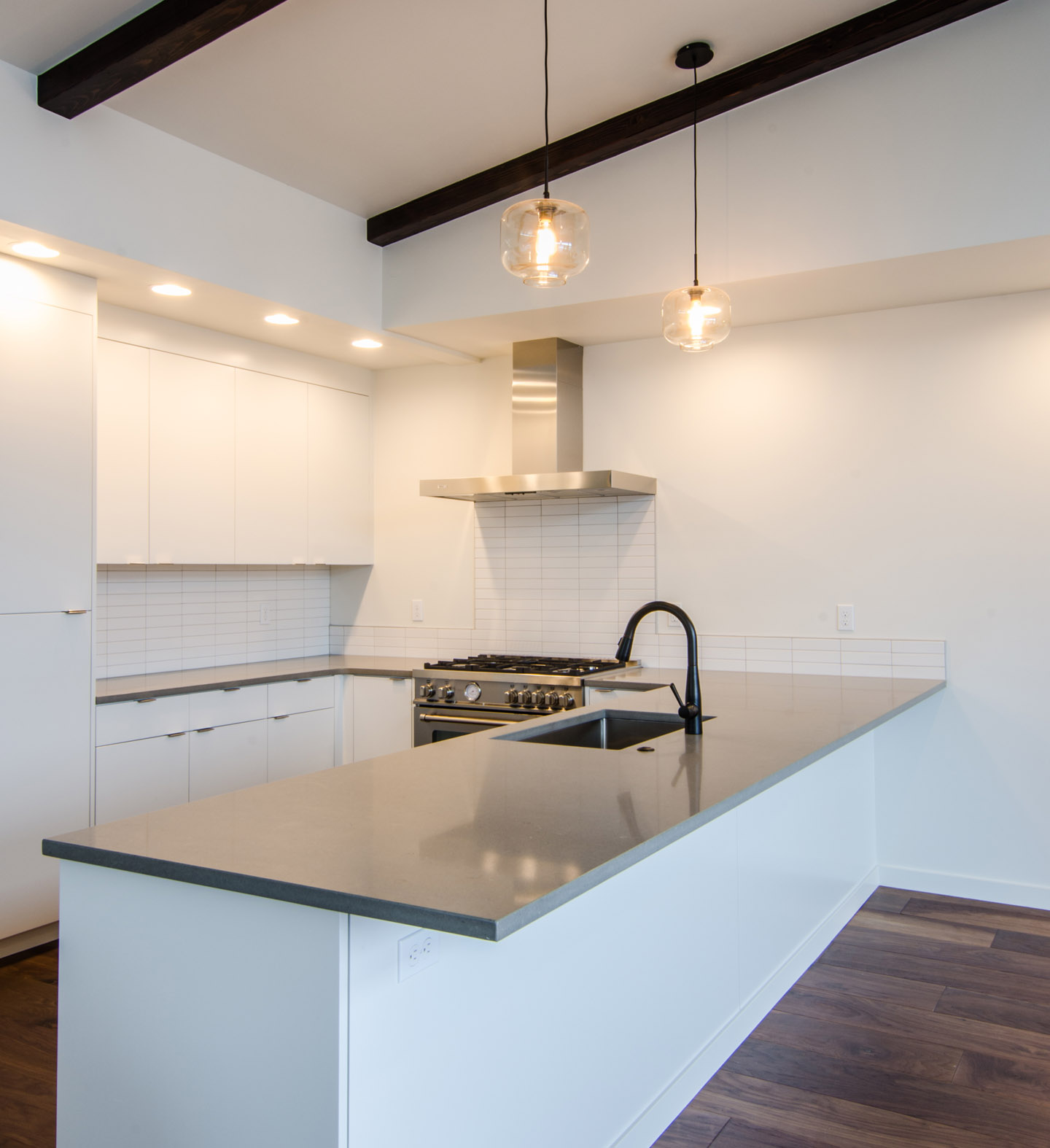 cascadia townhomes_hood river_kitchen.jpg