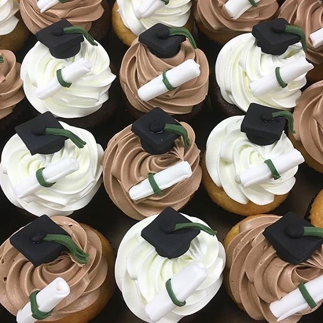 Graduation Cupcakes.jpg