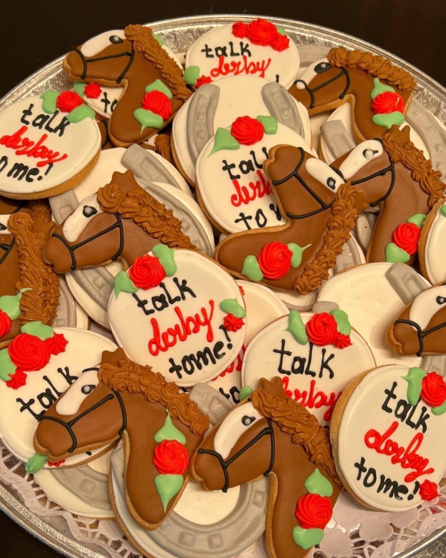 Talk derby to me 🐎🏁
.
.
.
.
.
.
#customcookies #rudyspastryshop #weddingideas #desserts #cookiedecorating #cookieideas #eatlocalnj #njbakery #njbaker #bloomfieldnj #horseracing #birthdayparty